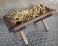 Krippe aus Holz mit Stroh
